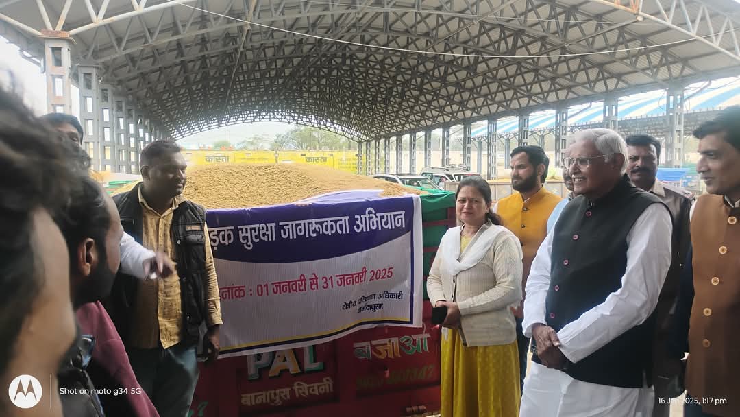 सड़क सुरक्षा माह अभियान के अंतर्गत विधायक श्री शर्मा एवं आरटीओ ने लगाए ट्रैक्टरों में रेडियम बताए यातायात के नियम