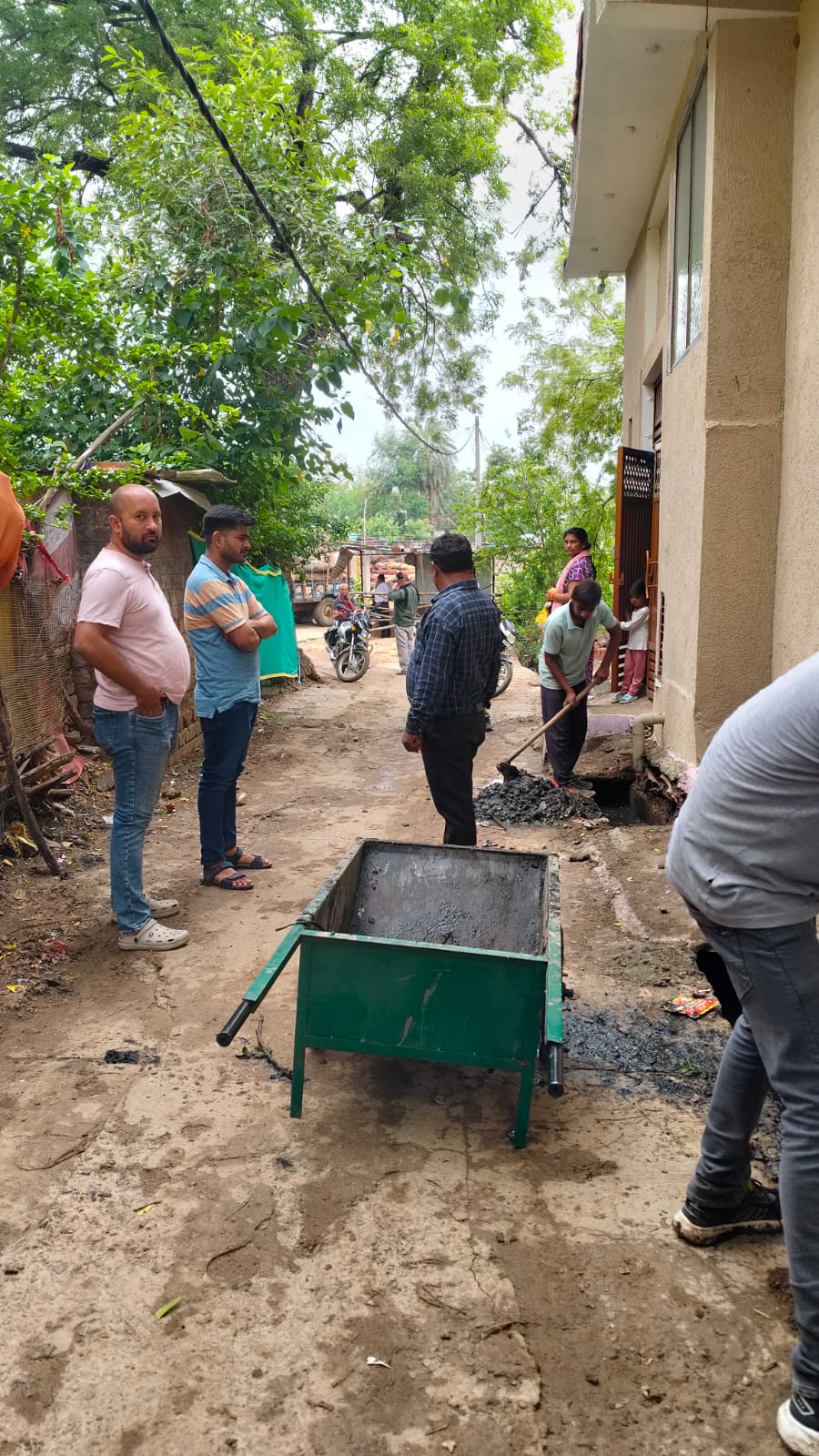 अनुराग तिवारी ने पद ग्रहण करते ही सफाई अभियान की कमान संभाली, नालों की सफाई में खुद उतरे मैदान में