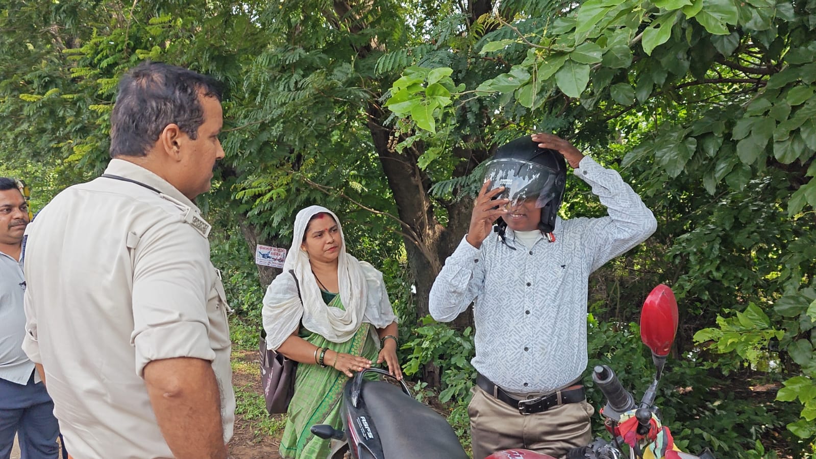 बहनों ने भाइयों को बांधा हेलमेट रूपी रक्षा सूत्र