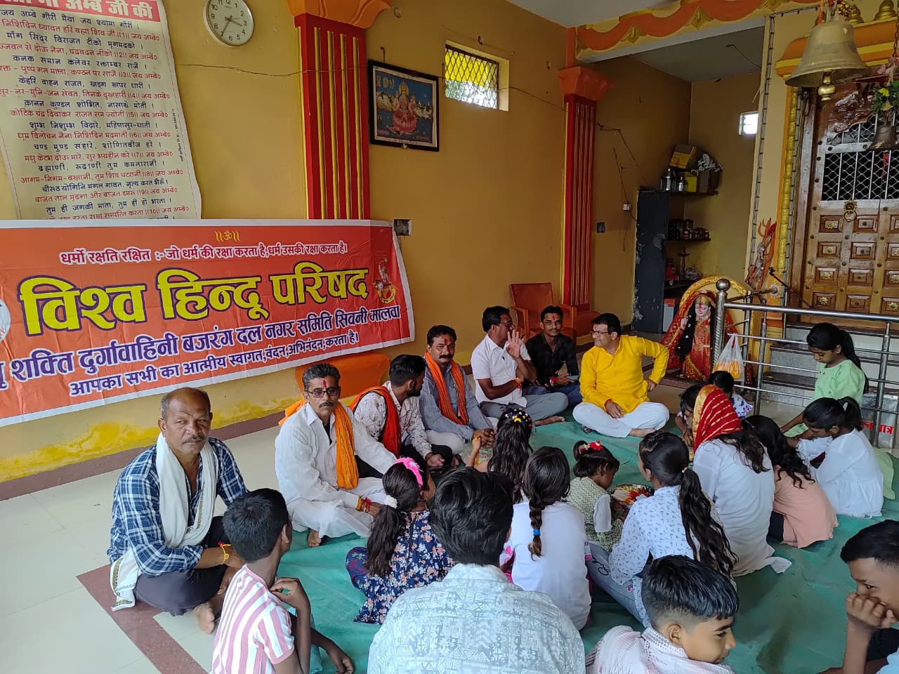कार्यकर्ताओं समाजसेवियों ने बहनों से राखी बंधवाकर लिया बहनों की रक्षा का संकल्प