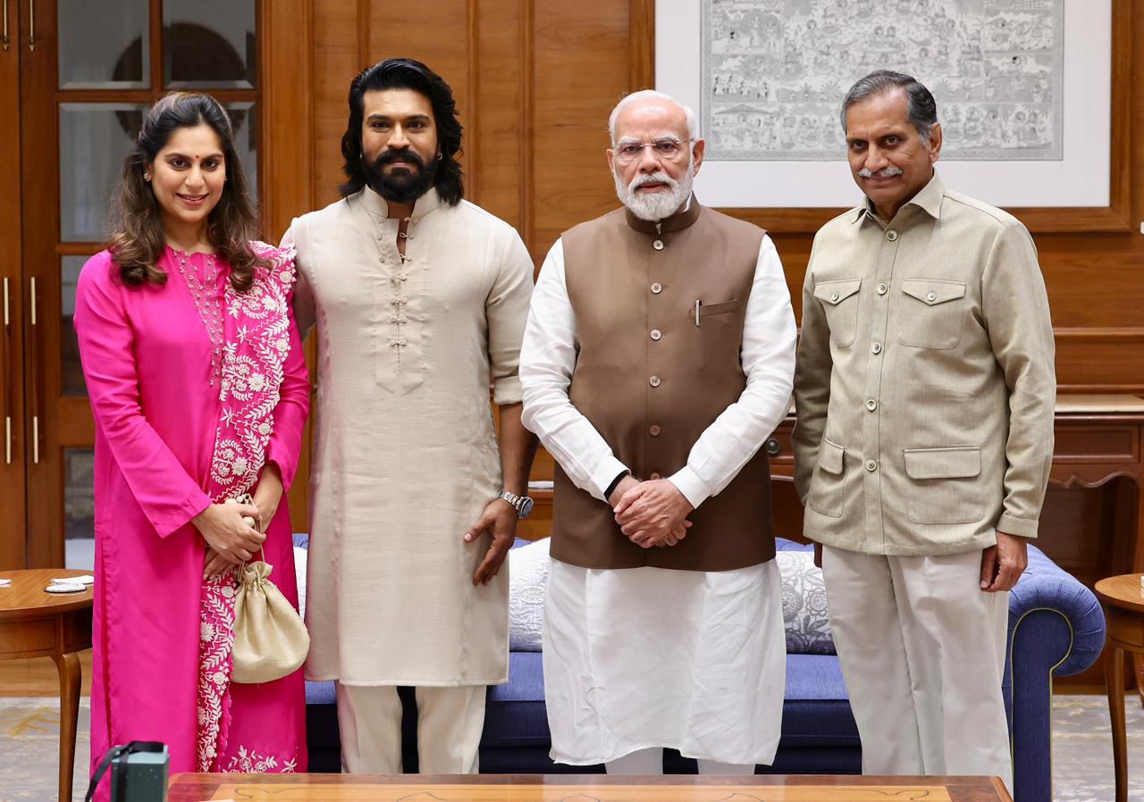 आर्चरी प्रीमियर लीग की सफलता के प्रतीक रूप में राम चरण ने प्रधानमंत्री मोदी को भेंट किया धनुष