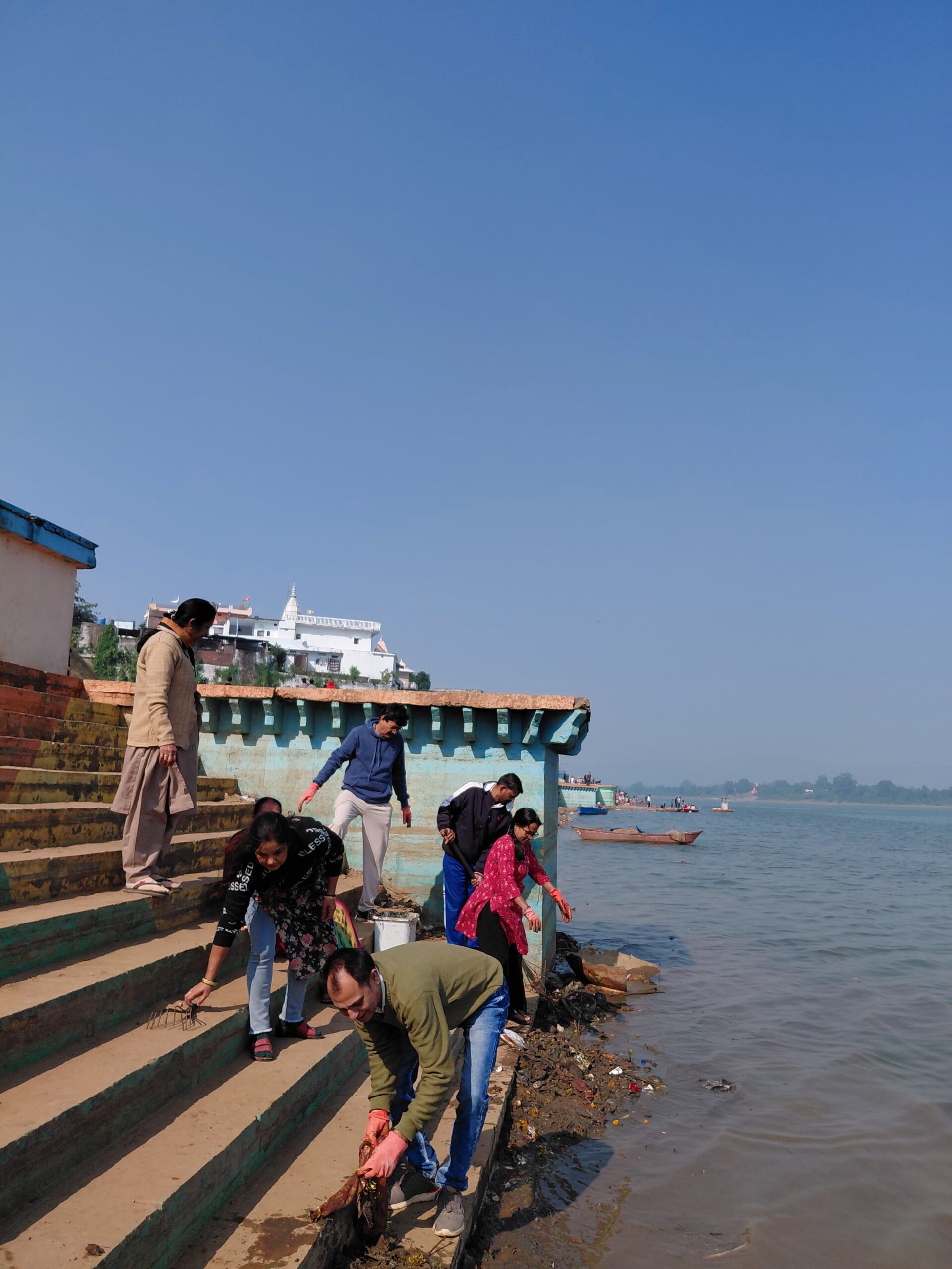 अखिल भारतीय कायस्थ समाज मातृशक्ति ने हटाया कचरा, सीढ़ियों की सफाई कर चमकाया चित्रगुप्त घाट — नर्मदा को स्वच्छ व सुंदर बनाने में समाजजन जुटे