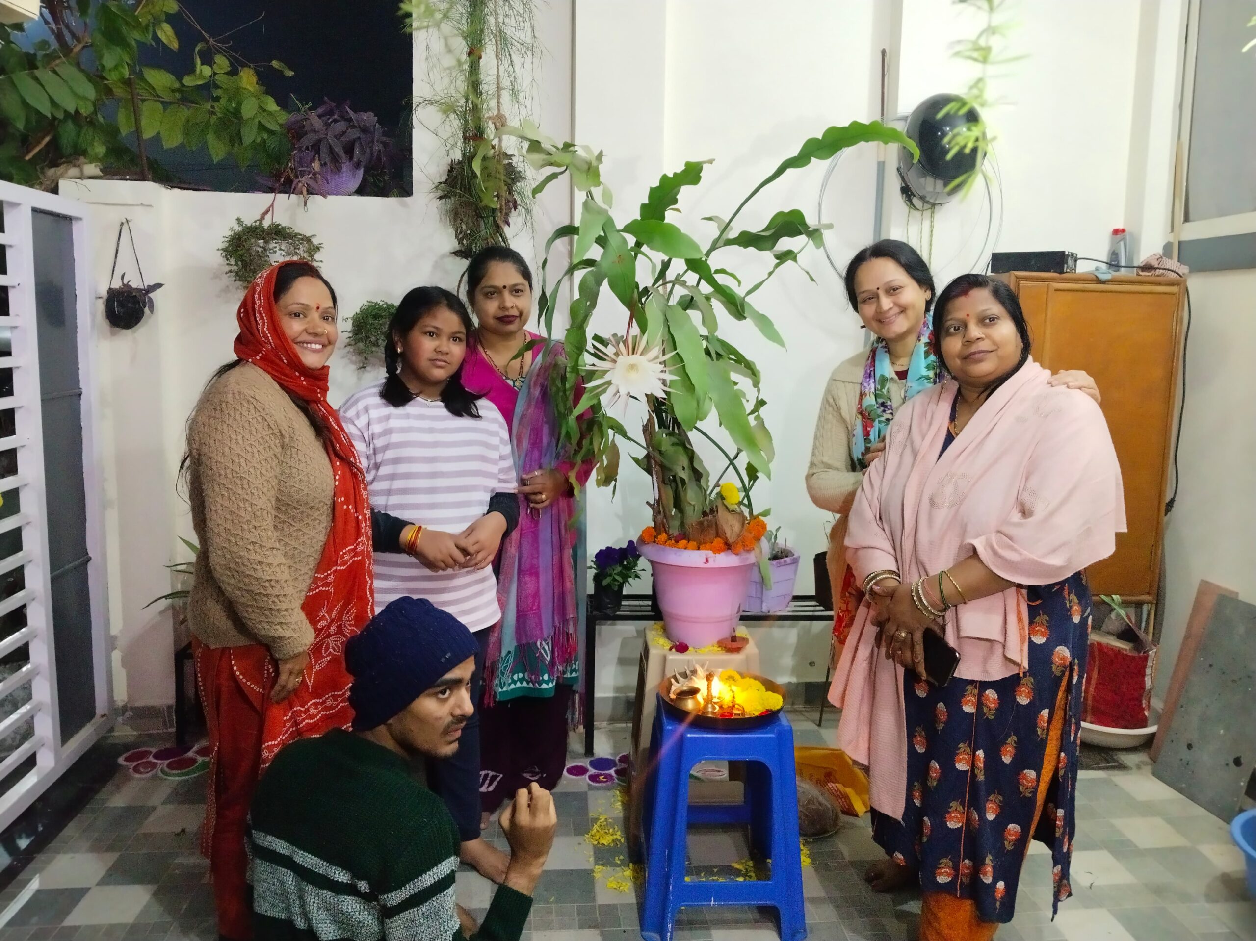 प्रकृति का चमत्कार: नर्मदापुरम में श्रद्धा की ‘कलम’ से खिला ब्रह्म कमल, एक साल में 5वीं बार हुए दर्शन