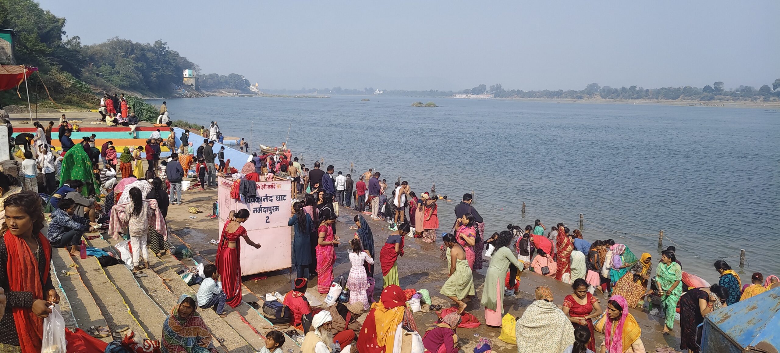 मकर संक्रांति से पहले ही नर्मदा घाटों पर उमड़ी आस्था की भीड़, हजारों श्रद्धालुओं ने किया पुण्य स्नान