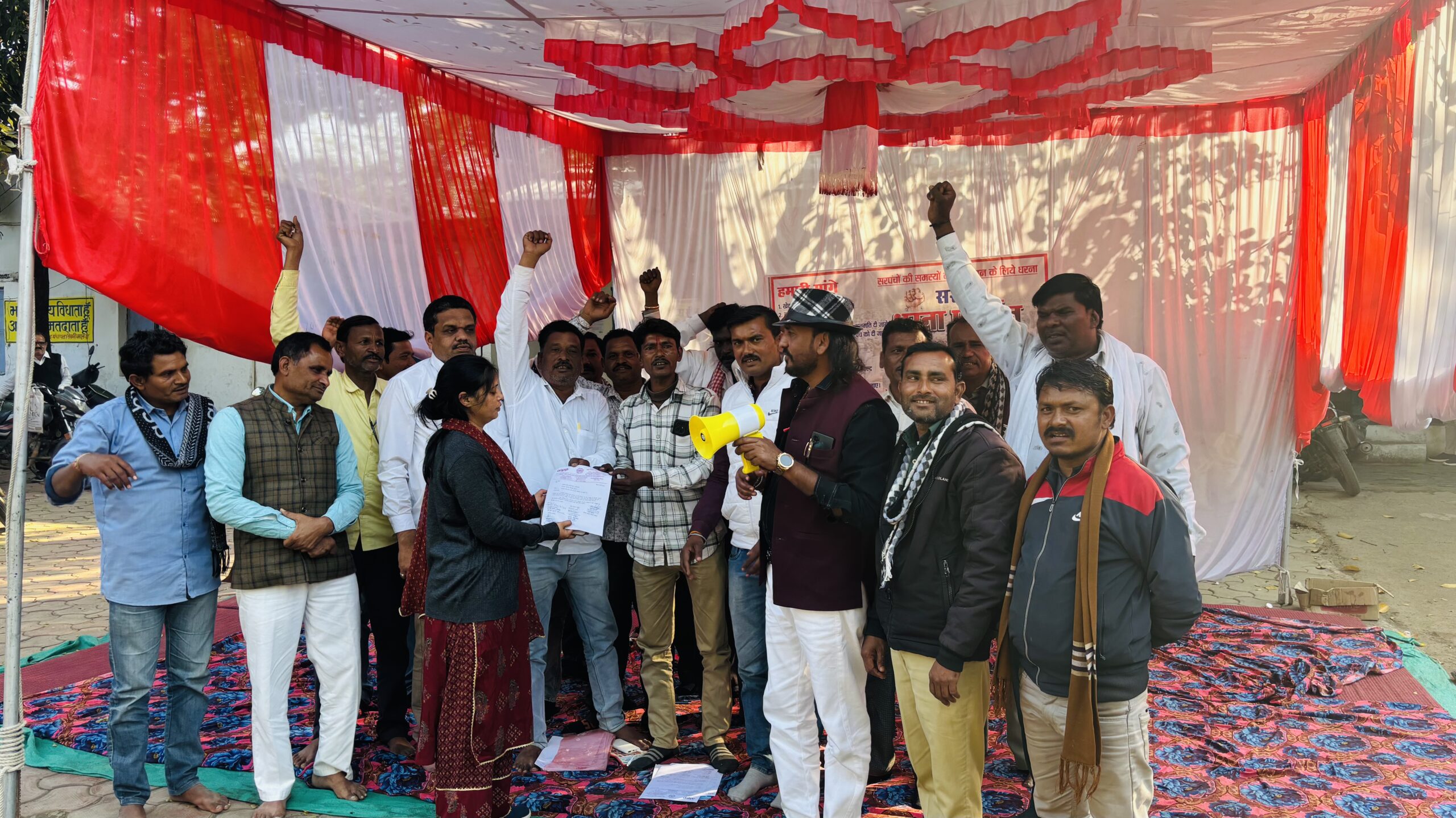 सिवनी मालवा में सरपंच संघ का अनिश्चितकालीन धरना तीसरे दिन भी जारी 10 सूत्रीय मांगों को लेकर प्रशासन पर बढ़ा दबाव, कल से सभी पंचायत कार्य बंद